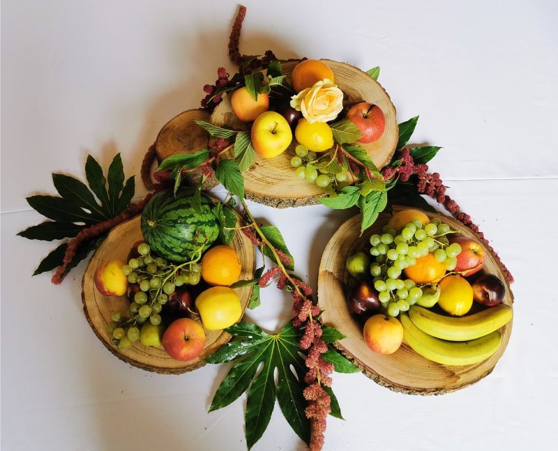 vassoi con frutta fresca addobbati con foglie