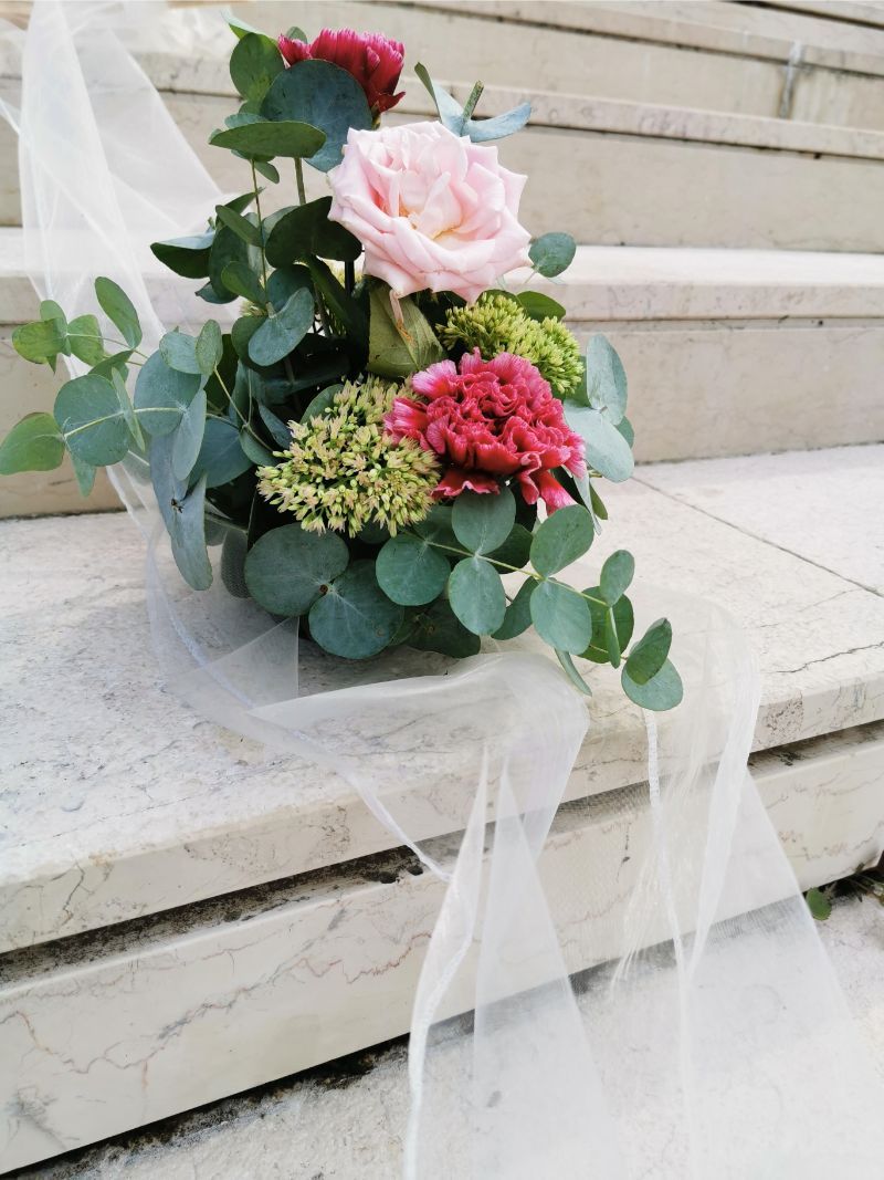 composizione floreale con velo trasparente