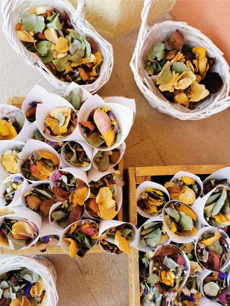 sacchetti di carta a cono con fiori