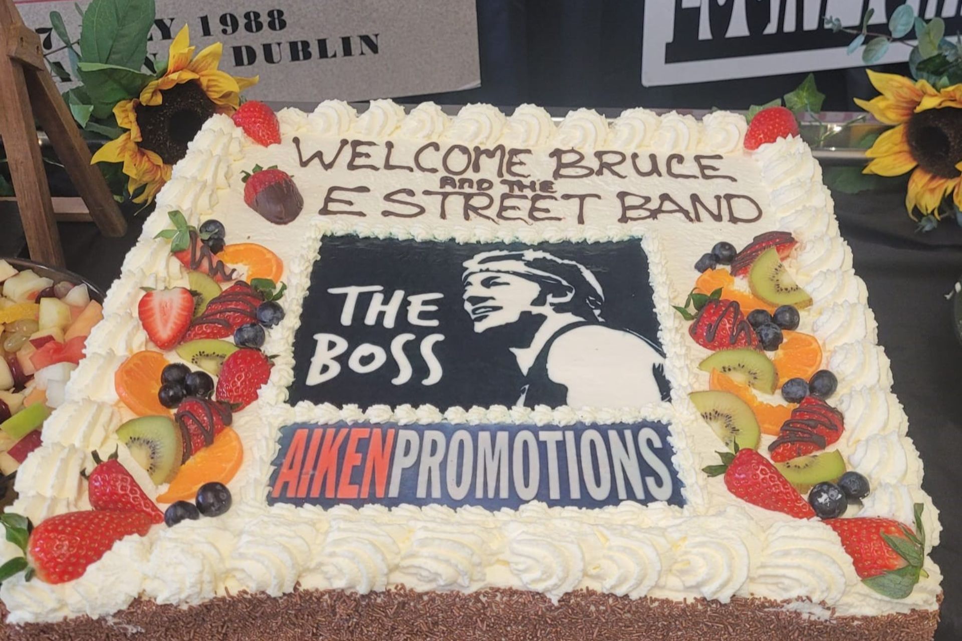 A cake that says welcome bruce and the e street band