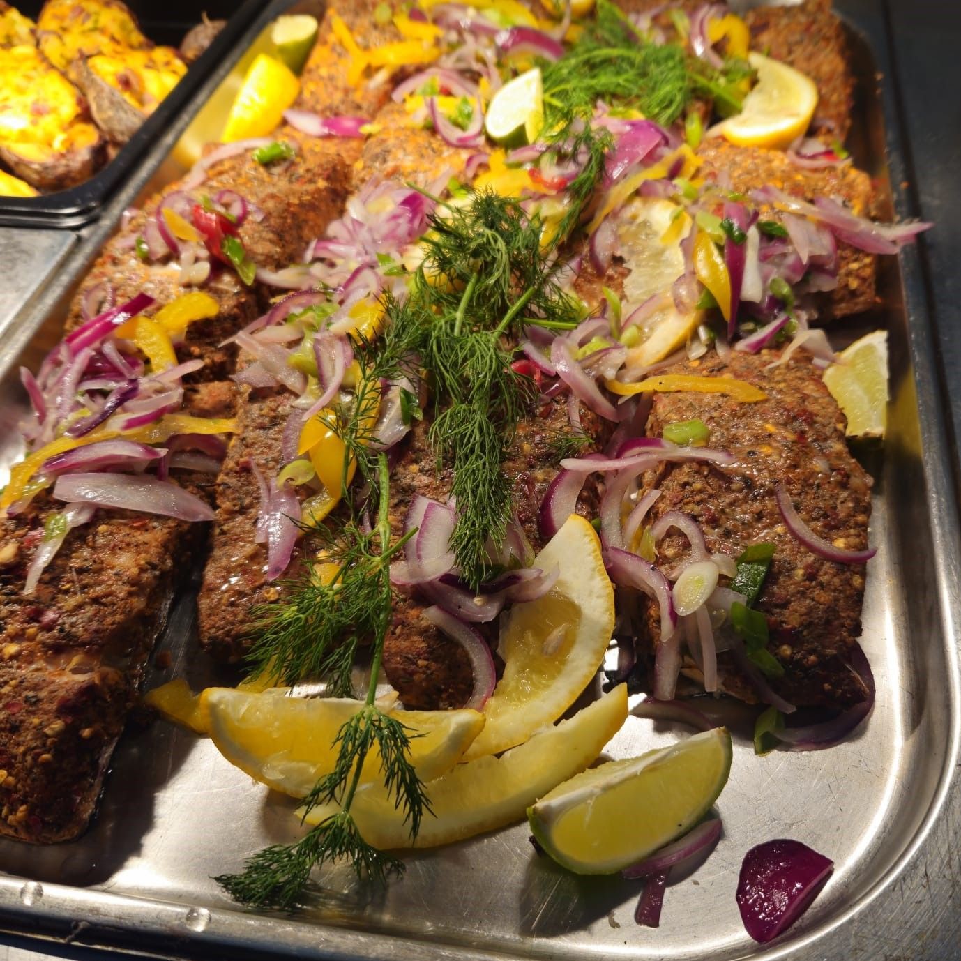 A tray of food with onions and lemons on it