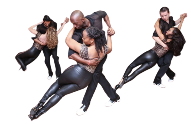 Cinq personnes dansent la salsa. Tenues noires et beiges, poses athlétiques.