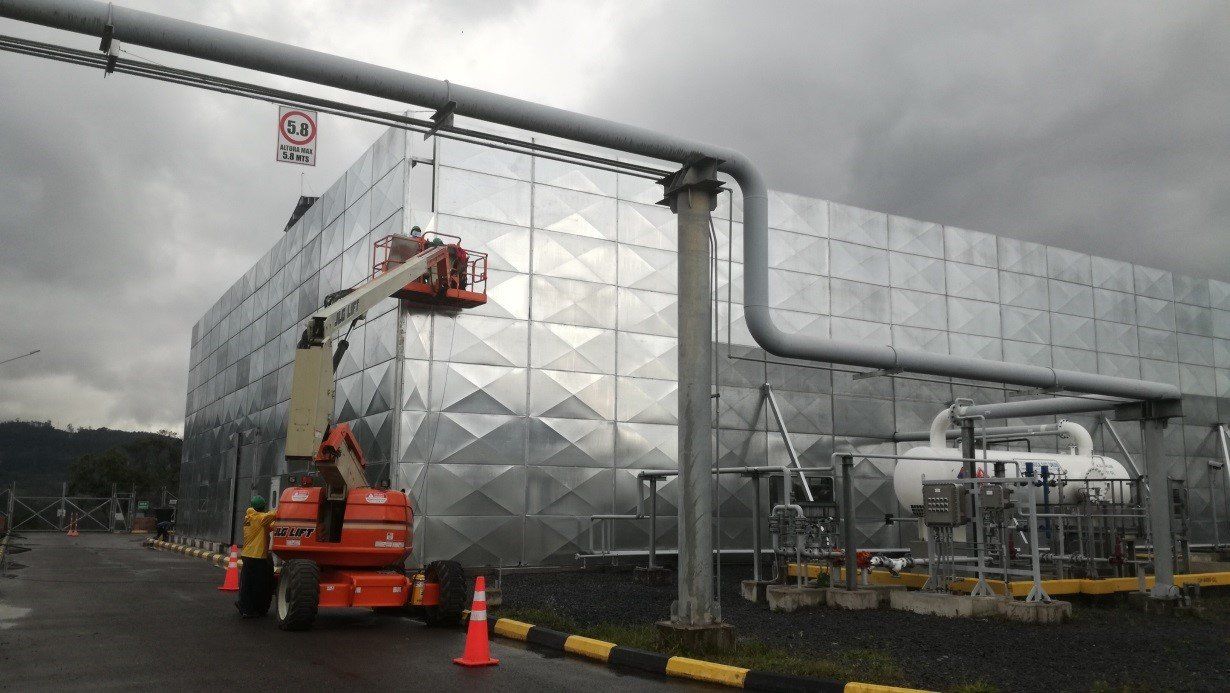 Una grúa está trabajando en el lateral de un edificio.