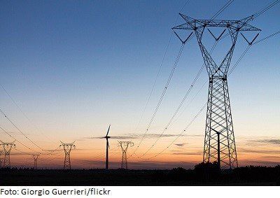 Una fotografía de líneas eléctricas al atardecer tomada por Giorgio Guerrieri / Flickr