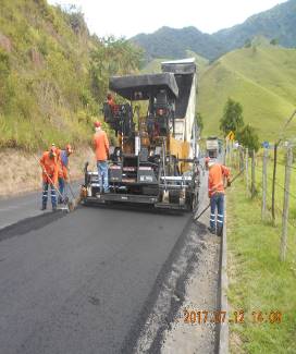 Un grupo de personas está trabajando en una carretera.