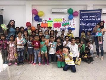Un grupo de niños posan para una fotografía en una habitación.