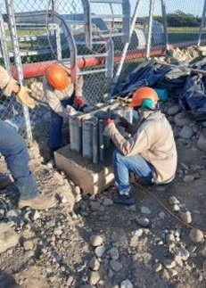 Un grupo de trabajadores de la construcción está trabajando en una valla.