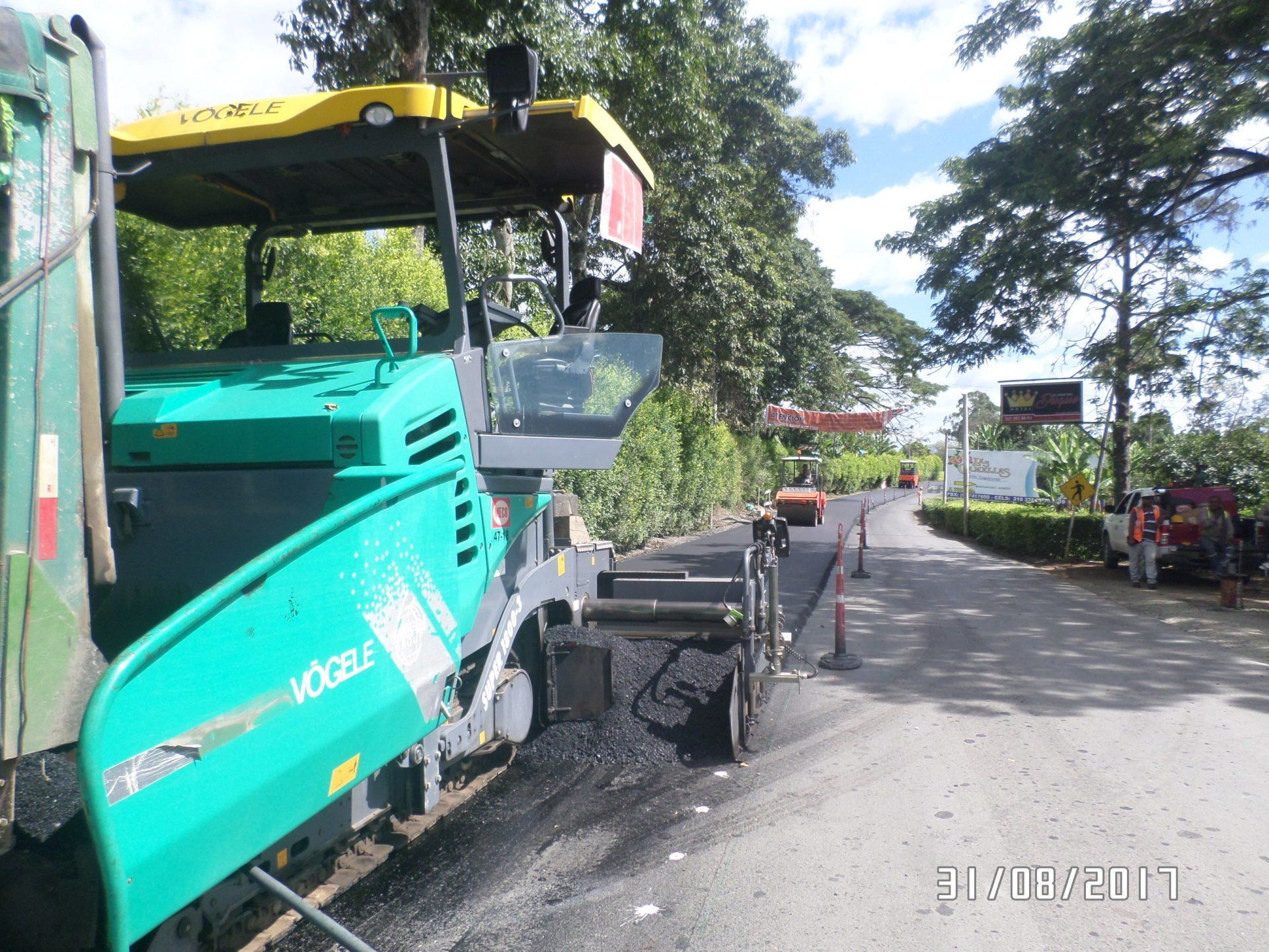 Un tractor verde y amarillo está estacionado al costado de una carretera.
