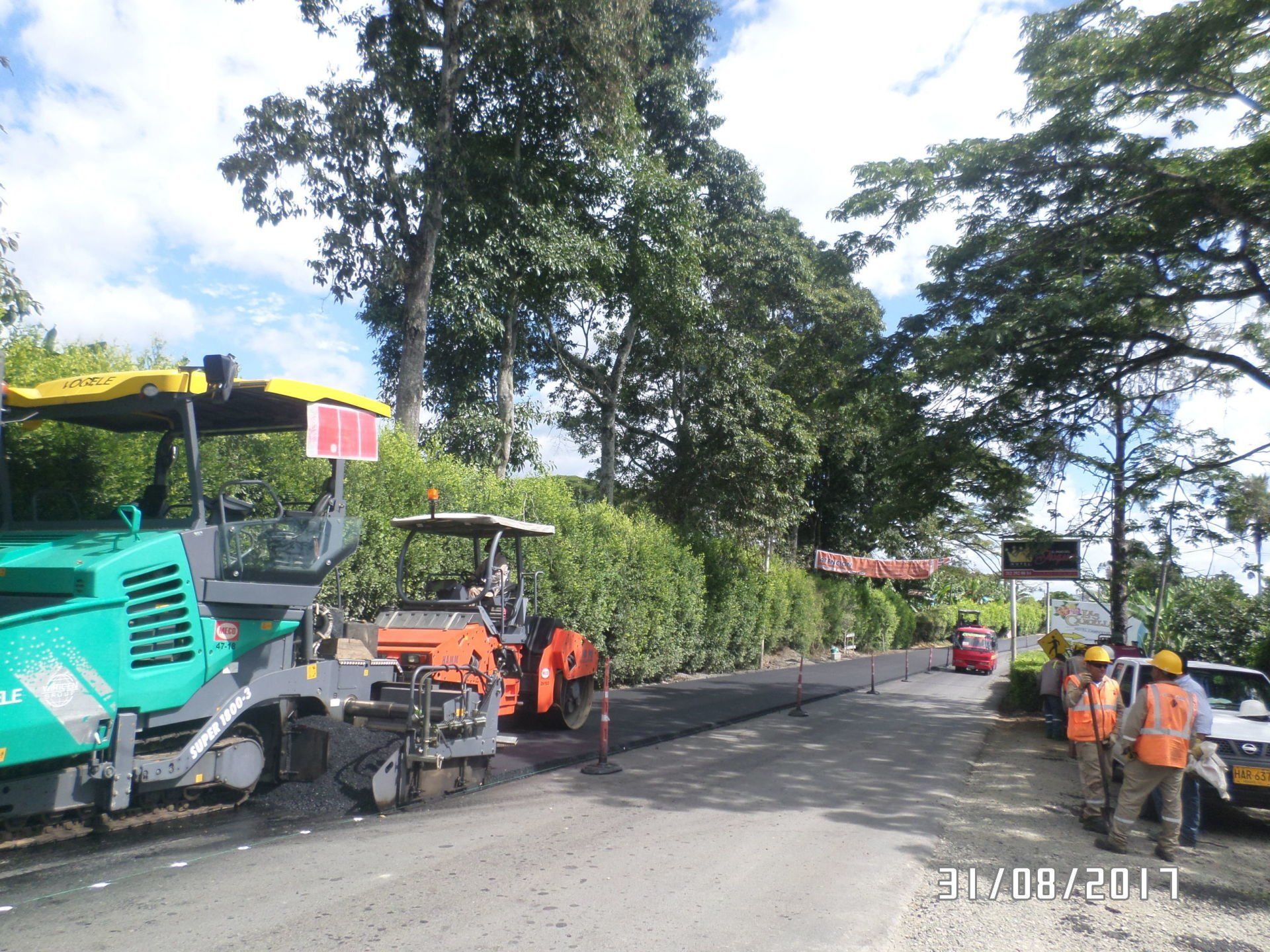 Un grupo de trabajadores de la construcción está trabajando en una carretera.