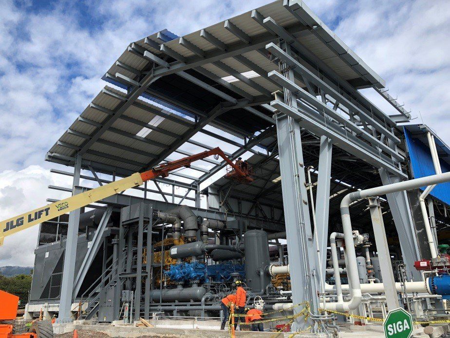 Un gran edificio en construcción con un ascensor jlg delante.