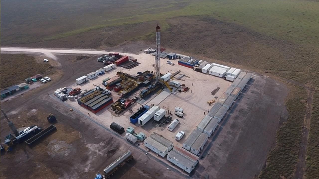 Una vista aérea de una plataforma petrolera en medio de un desierto.