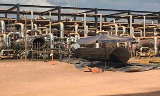 Un gran tanque se encuentra en el medio de una gran zona industrial.