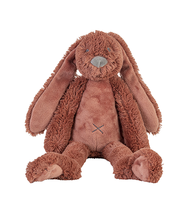 Bruin pluche konijntje dat rechtop zit, met slappe oren en een grijze neus.