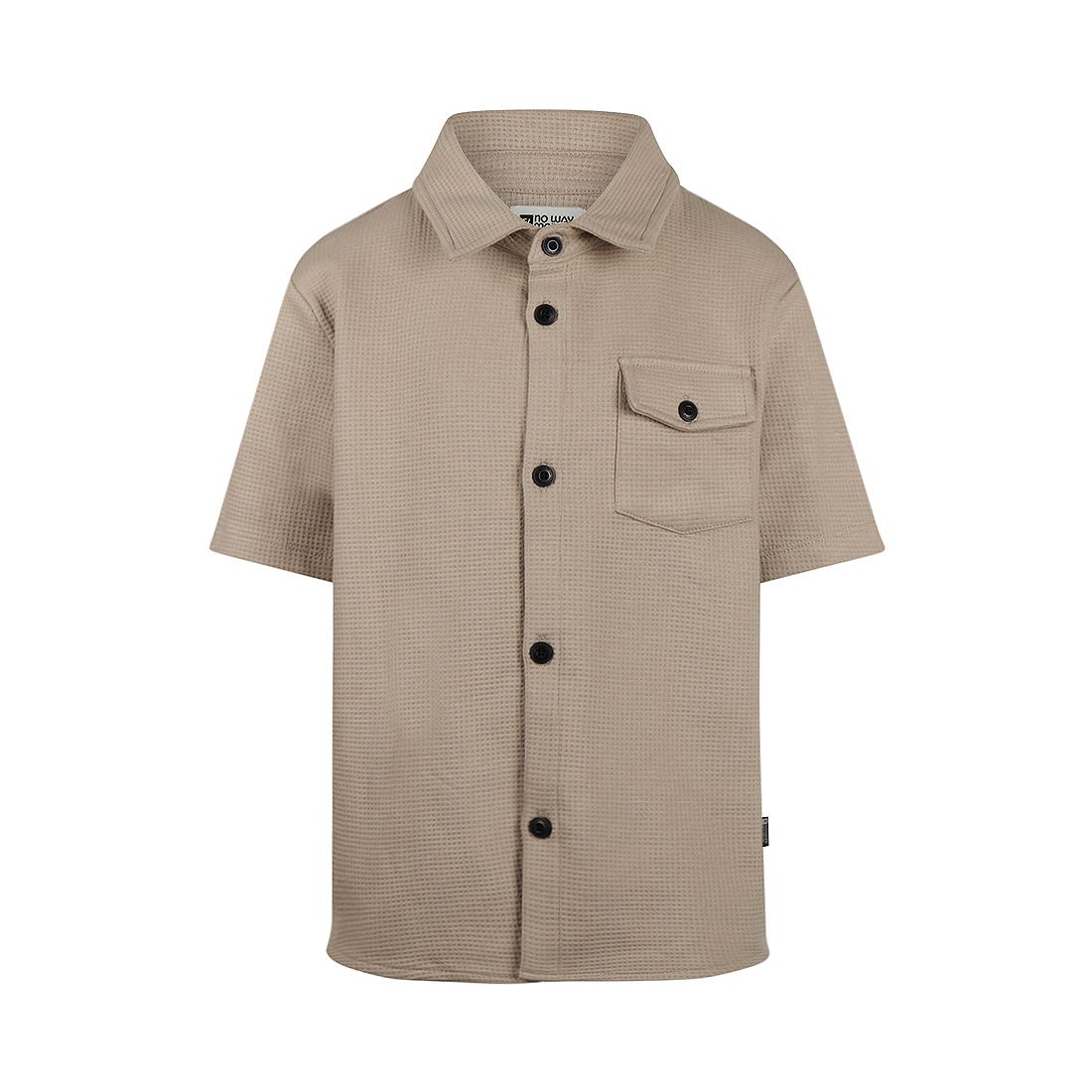 Beige overhemd met korte mouwen, kraag en borstzak, op een witte achtergrond.