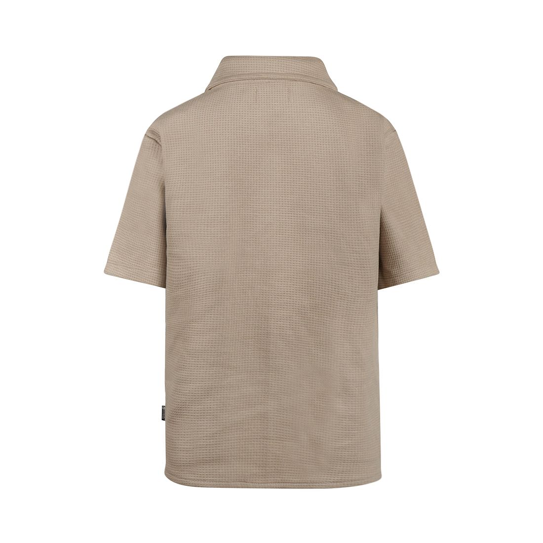Beige overhemd met korte mouwen, kraag en borstzak, op een witte achtergrond.