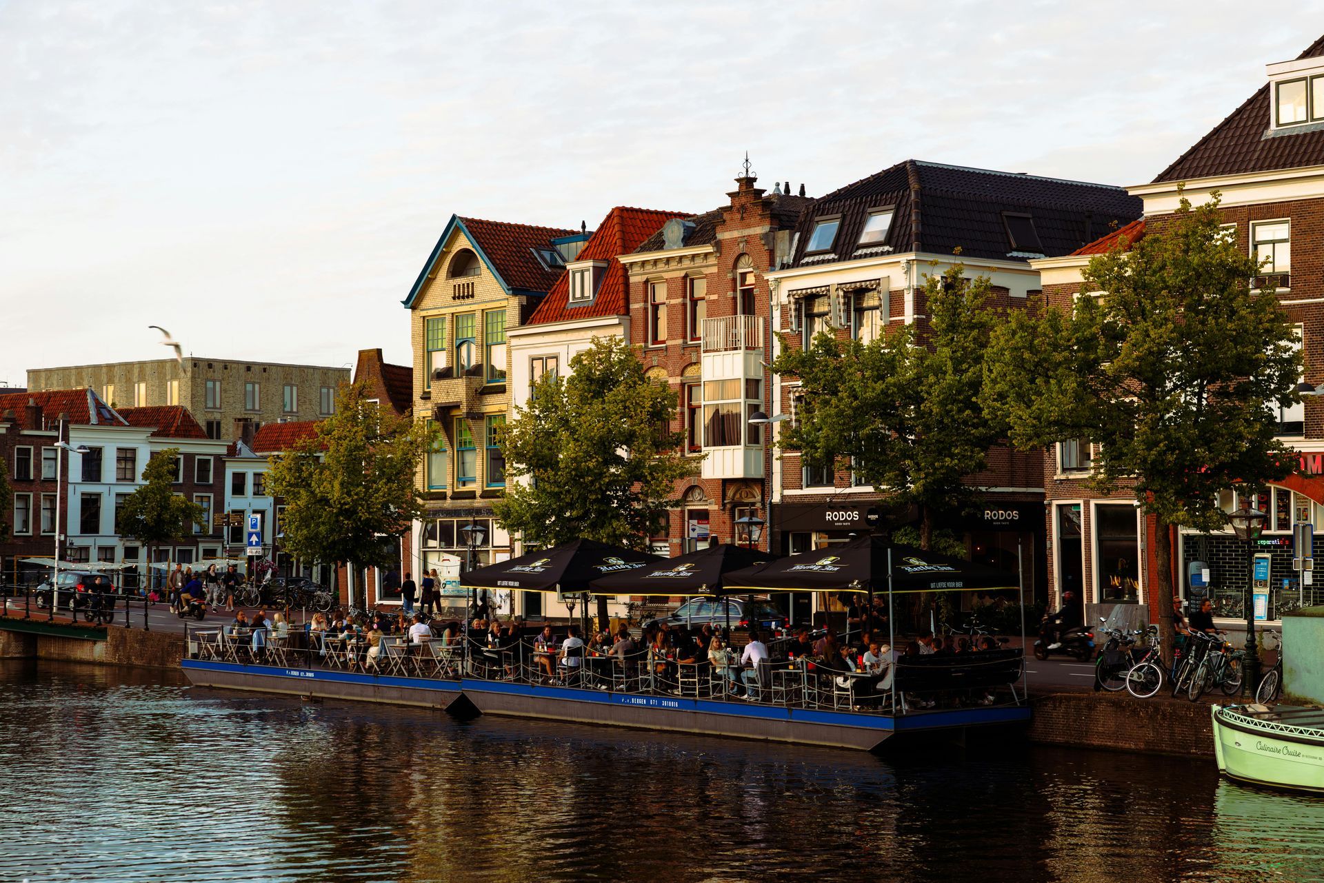 Langs het kanaal bevinden zich een rij cafés en herenhuizen met terrassen aan het water, waar u bij zonsondergang kunt genieten van het uitzicht.