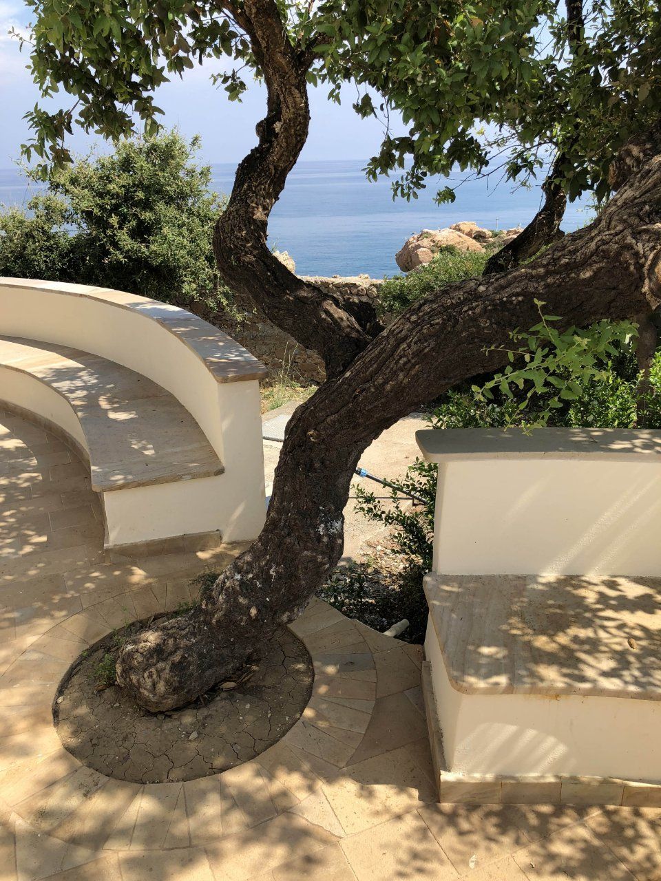 Panca in pietra di origine arenaria