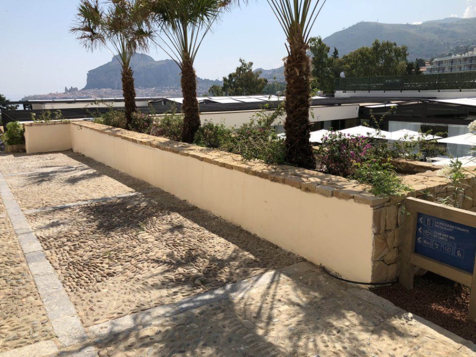 Muretto con rivestimento in pietra