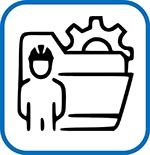 Un hombre con casco está de pie junto a un cubo de engranajes.