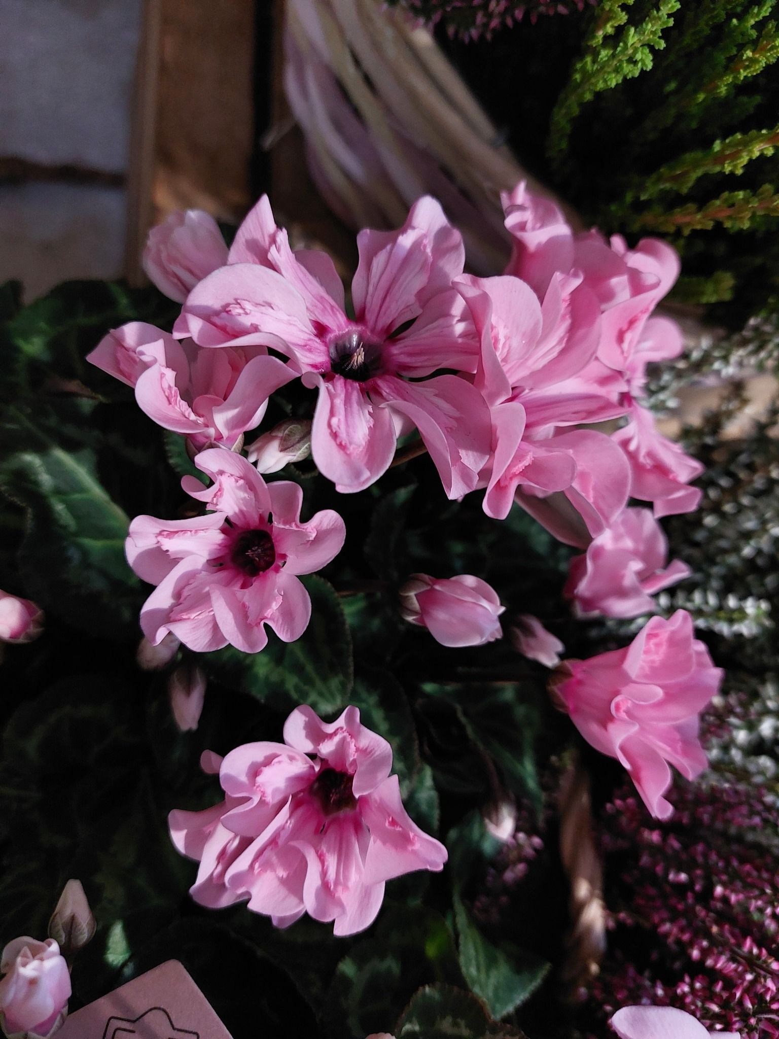 Tavolo bianco decorato con fiori bianchi e crema, verde e portacandele dorati.