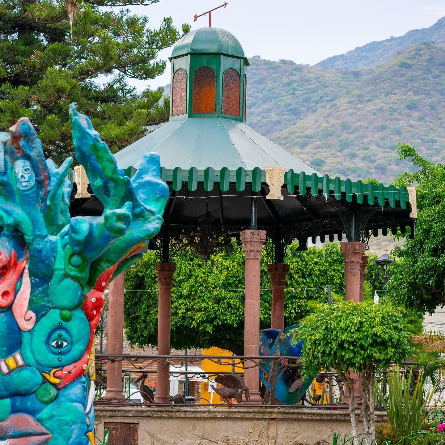 Un mirador en un parque con una estatua delante.