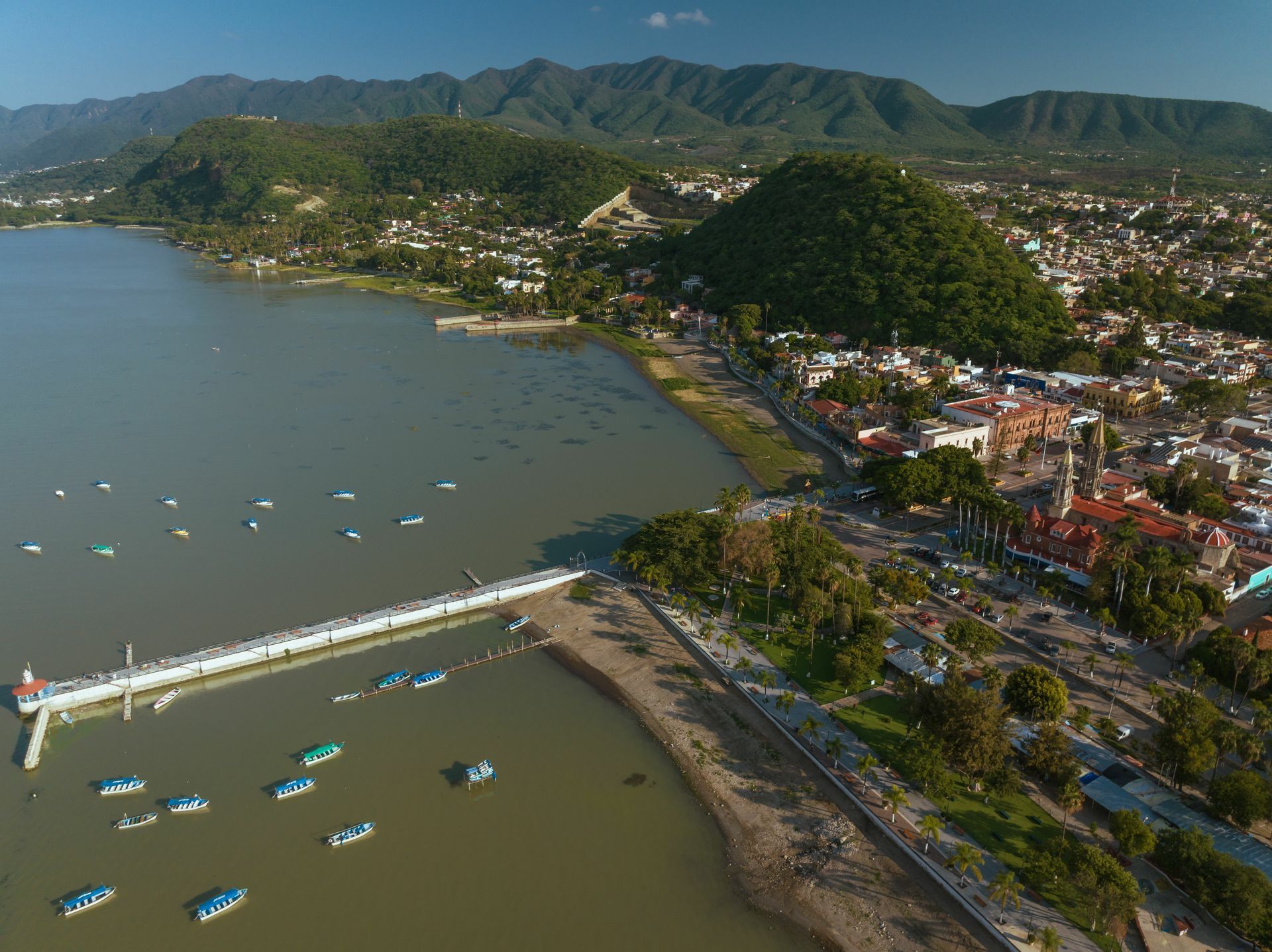 Una vista aérea de una ciudad rodeada de agua y montañas.