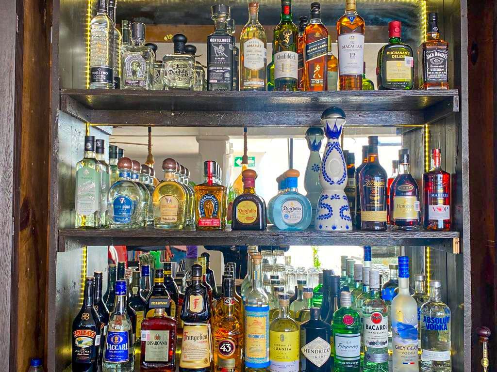 Un bar lleno de muchas botellas de licor