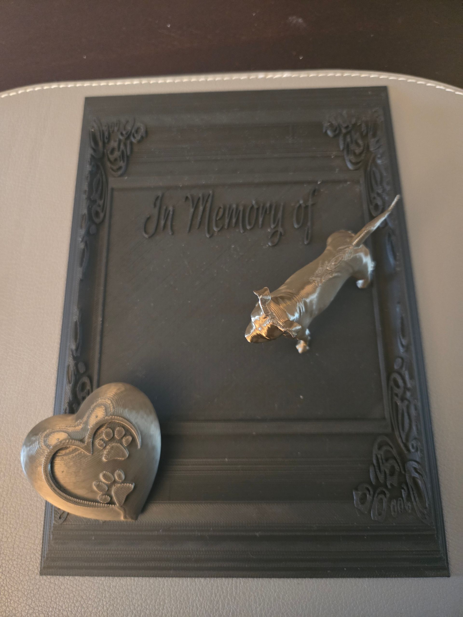 Een zwart gedenkplaatje met de tekst 