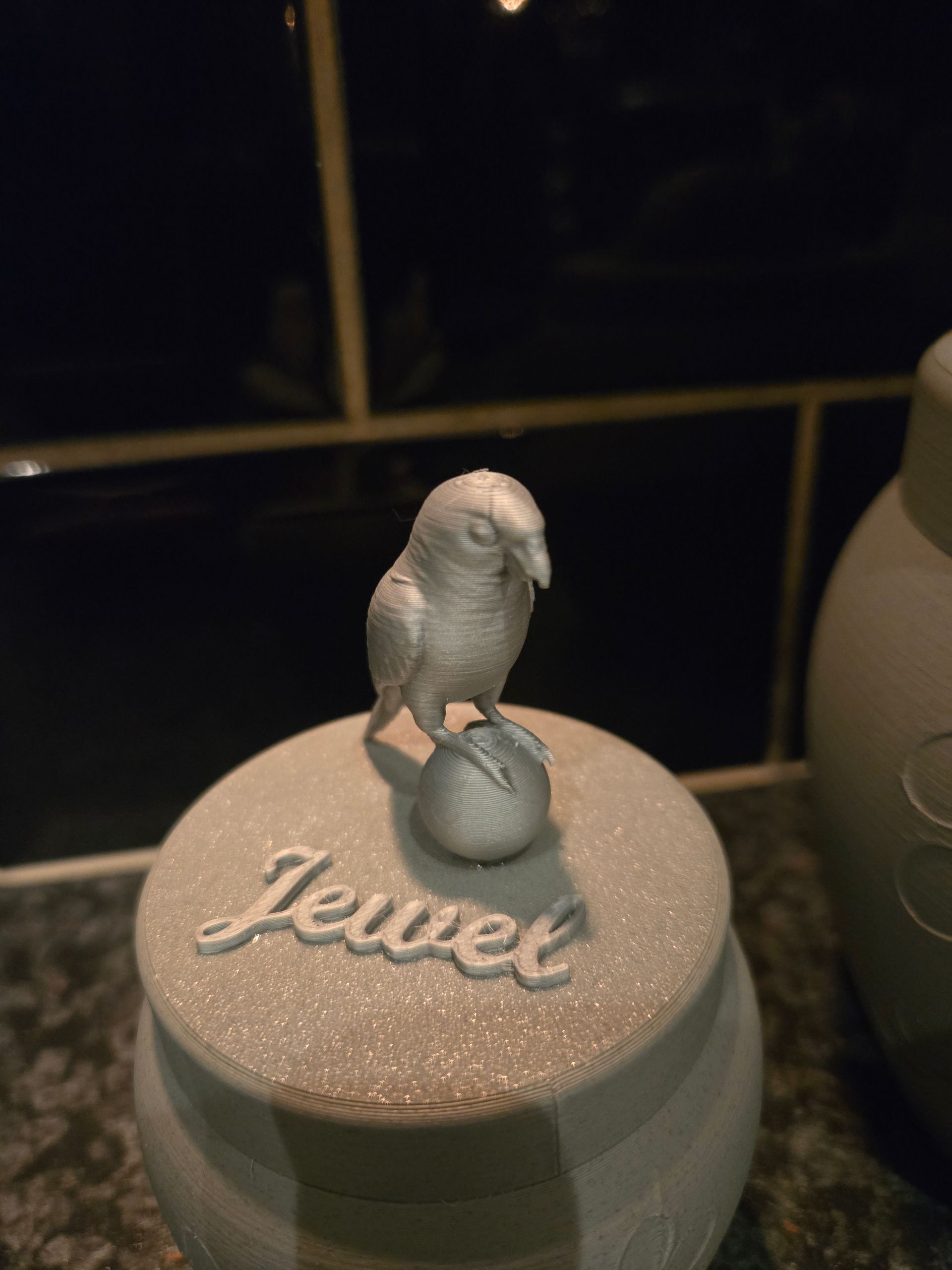 Een glinsterende, lichtgekleurde gedenkurn met het opschrift 