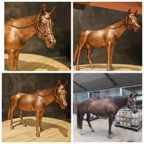 Collage met drie aanzichten van een bronskleurig paardenbeeld en een echt donkerbruin paard dat in een stal staat.