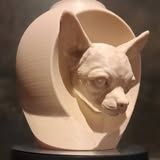 Een 3D-geprint, crèmekleurig beeld van een sfinxkattenkop, gecentreerd in een afgerond, hol geometrisch frame.