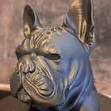 Een close-up van een 3D-geprinte buste van een Franse bulldog met een donkere, metallic-achtige matte afwerking.