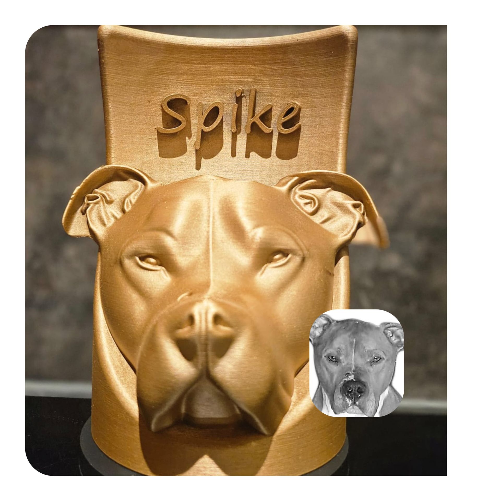 Een goudkleurig 3D-geprint beeldje van een pitbullkop met de inscriptie 