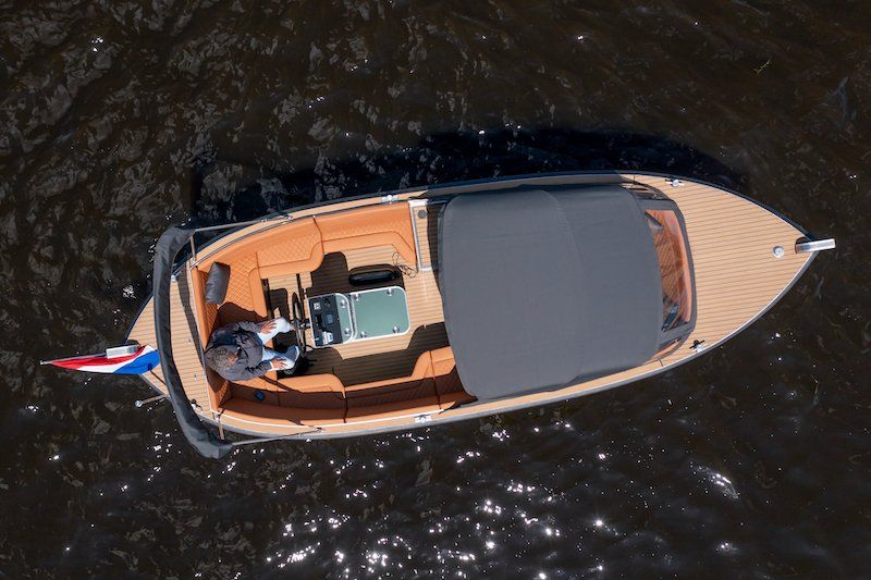 Een luchtfoto van een boot die op een watermassa drijft.