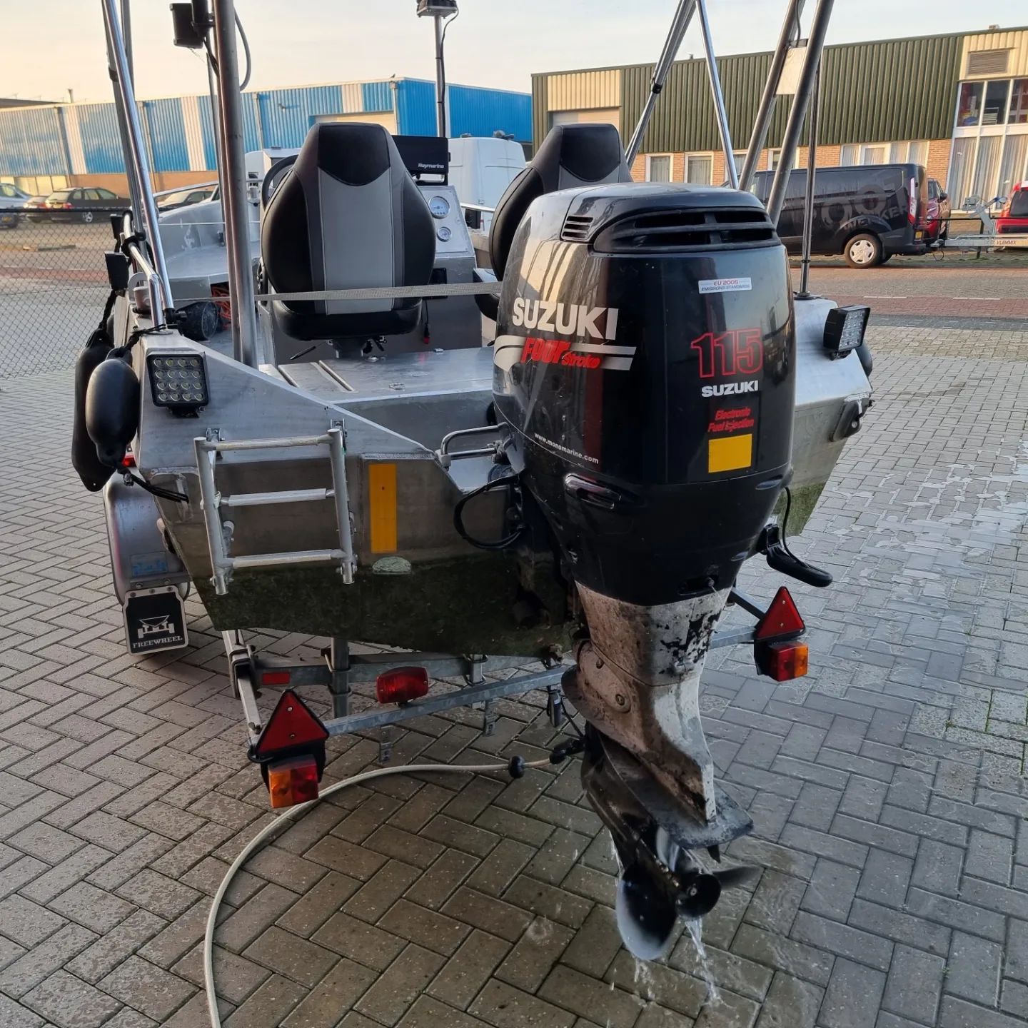 Een boot met een Suzuki buitenboordmotor eraan bevestigd