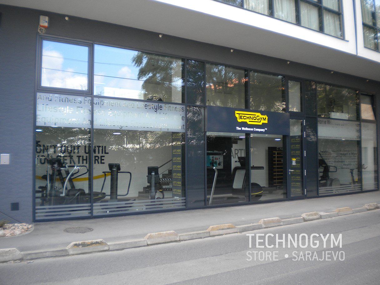Zgrada sa natpisom technogym store sarajevo