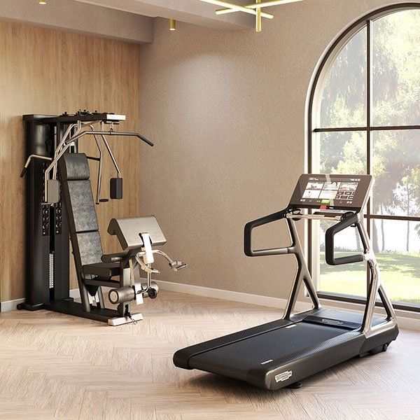 Traka za trčanje se nalazi u teretani pored prozora.