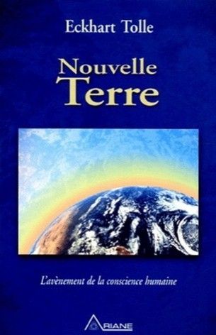 Couverture du livre « Nouvelle Terre » d'Eckhart Tolle, représentant la Terre traversée par un arc-en-ciel. Fond bleu, texte blanc.