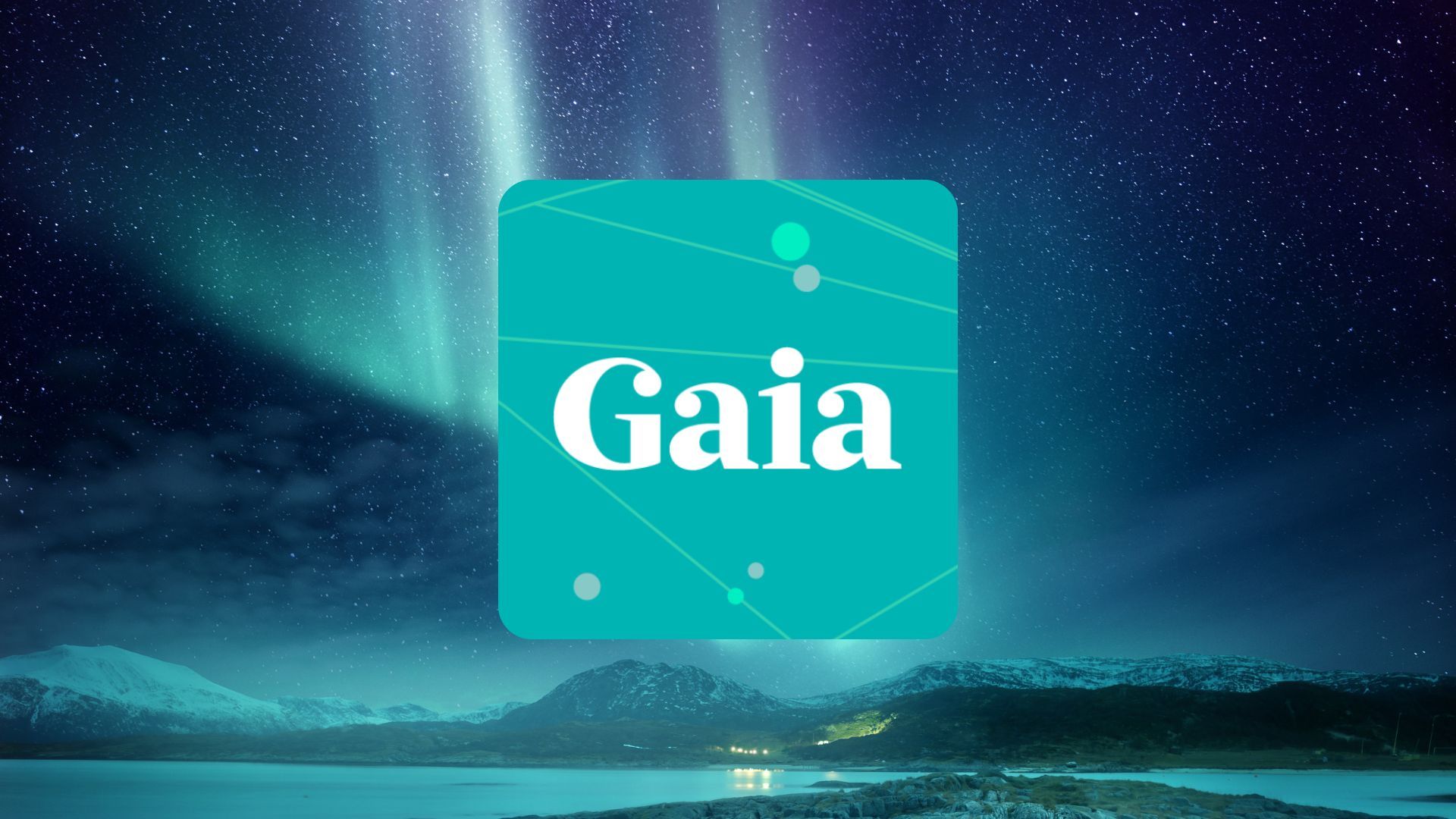 Logo Gaia, carré turquoise avec texte blanc sur fond d'aurores boréales dans un paysage enneigé.