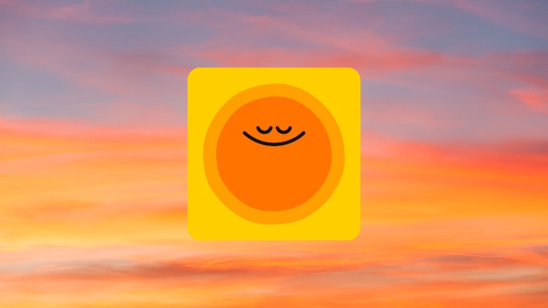 Carré jaune avec un soleil orange et un visage souriant sur fond de ciel de coucher de soleil.