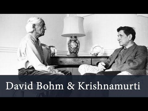 David Bohm et Jiddu Krishnamurti assis, face à face. Photo en noir et blanc.