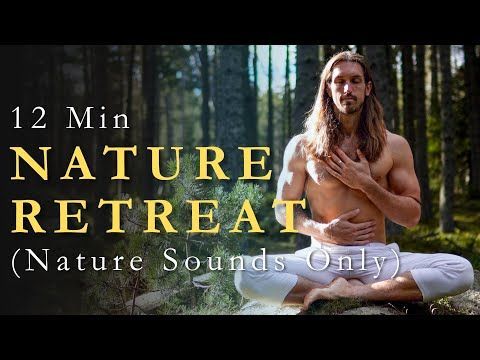 Homme méditant en plein air, torse nu, devant une forêt ; texte « 12 min RETRAITE NATURE (Sons de la nature uniquement) ».