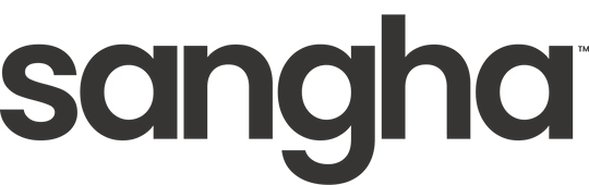 Logo « sangha » en caractères gras sans empattement. Le « a » est surmonté d’un symbole de marque déposée.