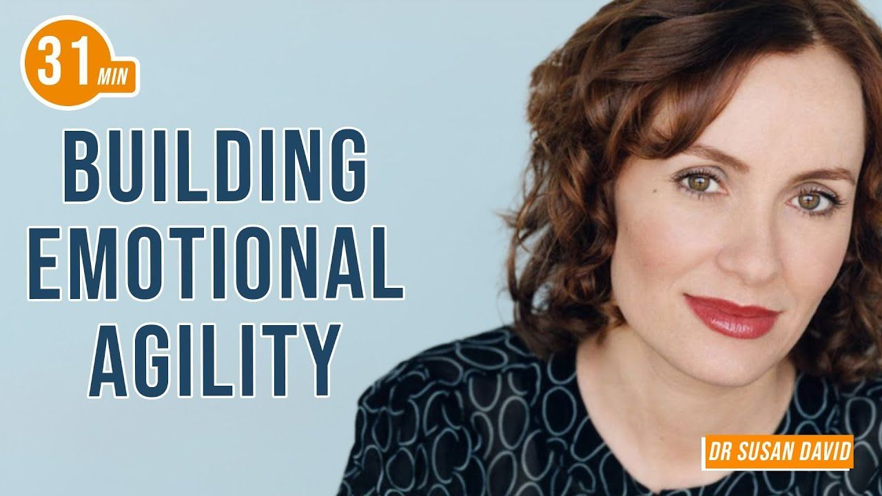 Femme en chemise noire à motifs ; carton-titre : Développer son agilité émotionnelle, durée 31 min, Dr Susan David.