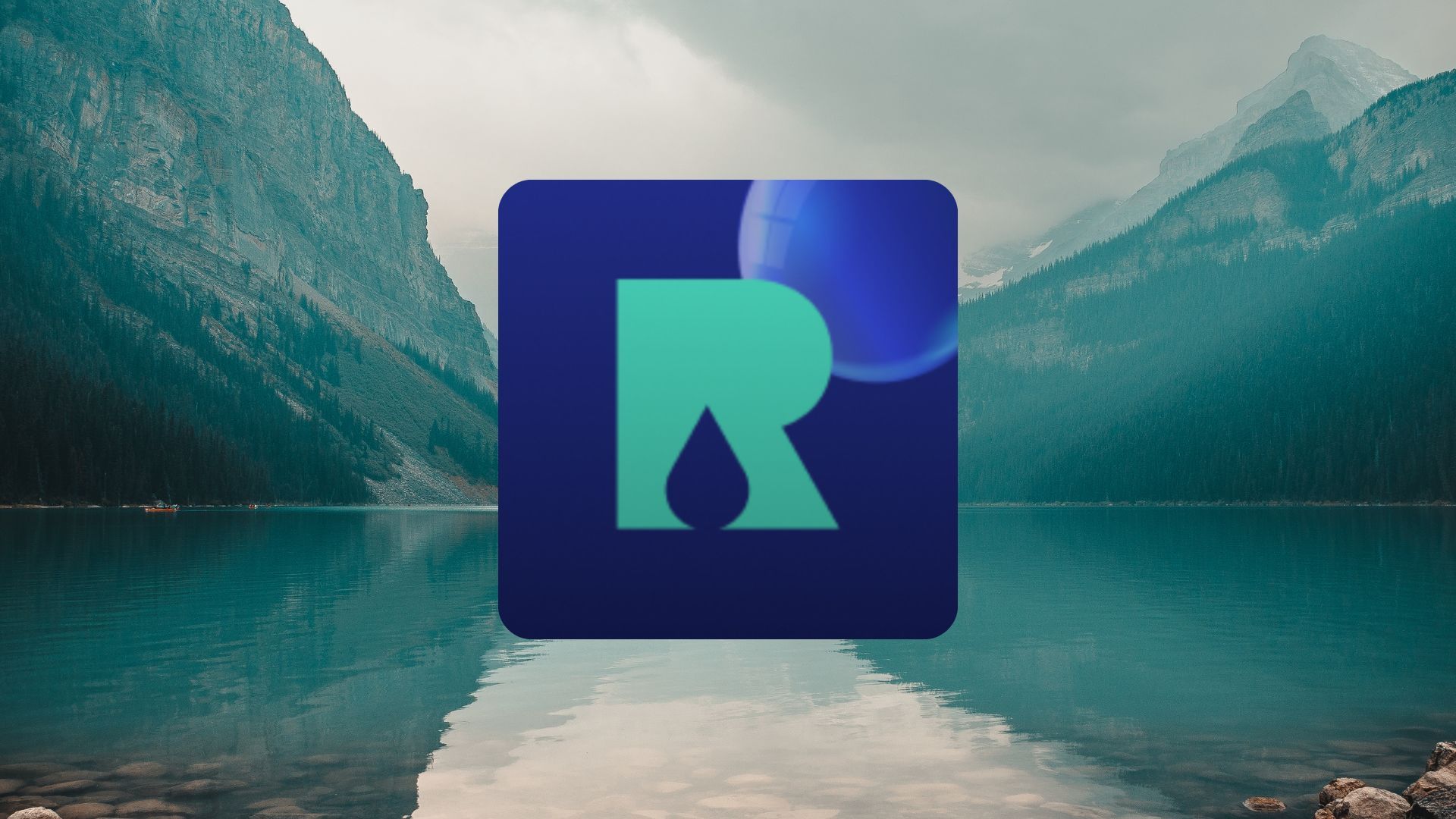 Icône d'application avec un « R » turquoise à l'intérieur d'un carré bleu, sur fond de lac et de montagnes.