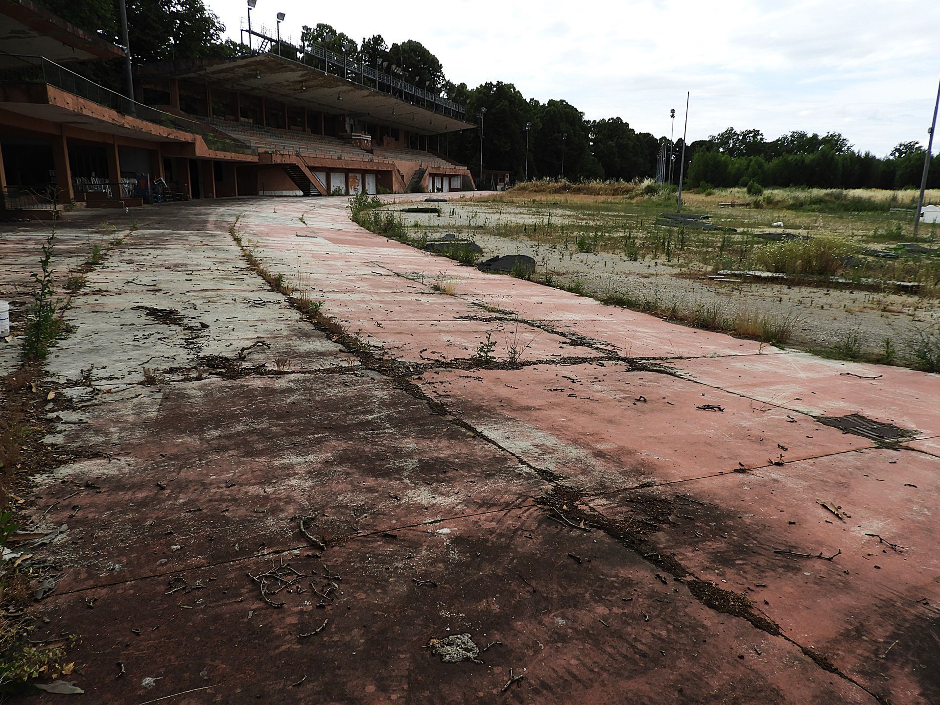 foto pista ippodromo delle mulina di Firenze e gradinate pubblico