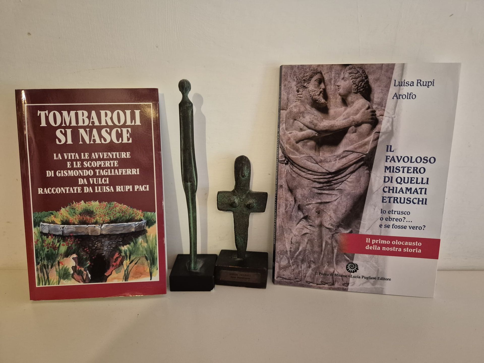 libri copertina statuetta ombra sera e altra statuetta etrusca