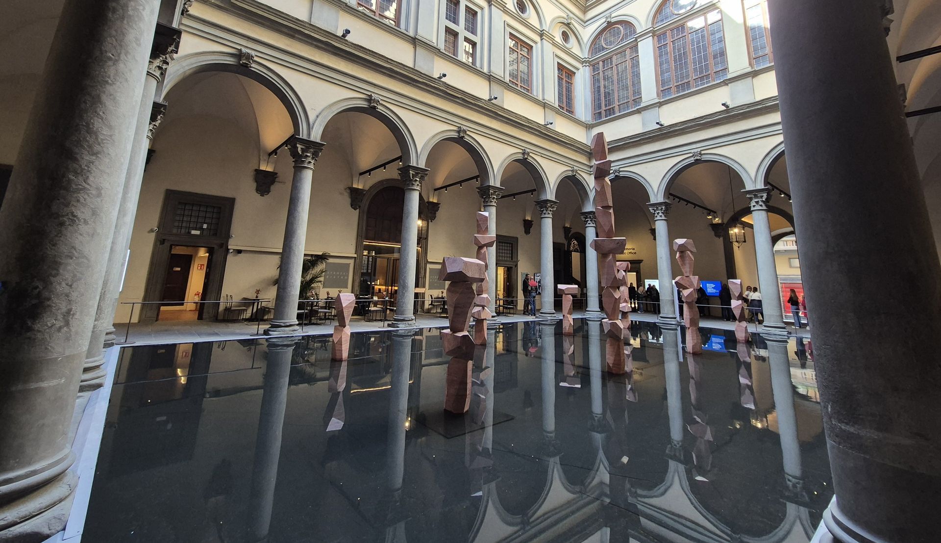 cortile palazzo strozzi acqua colonne pietra 