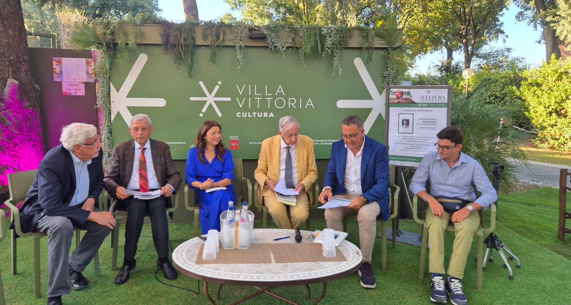 gruppo persone giardino alberi presentazione libro 