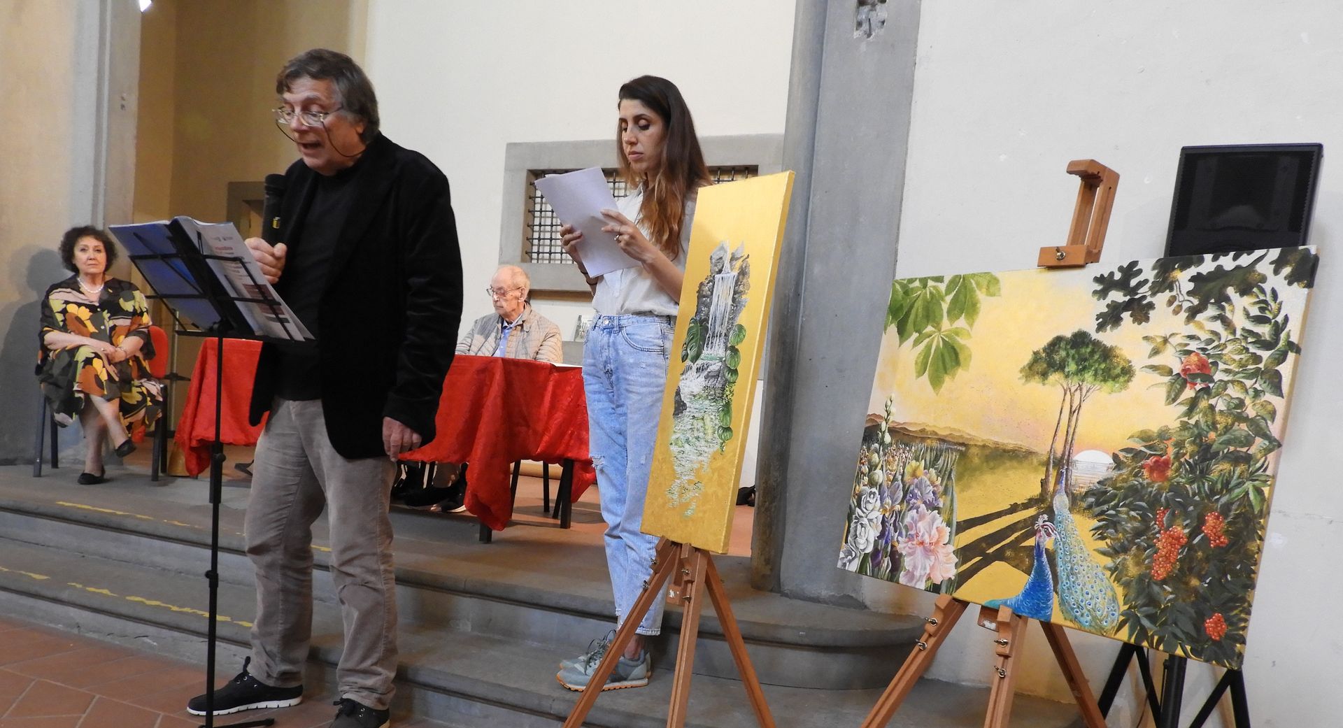 primo piano pietro brogi e altri tavolo conferenza lettrice quadri sul cavalletto